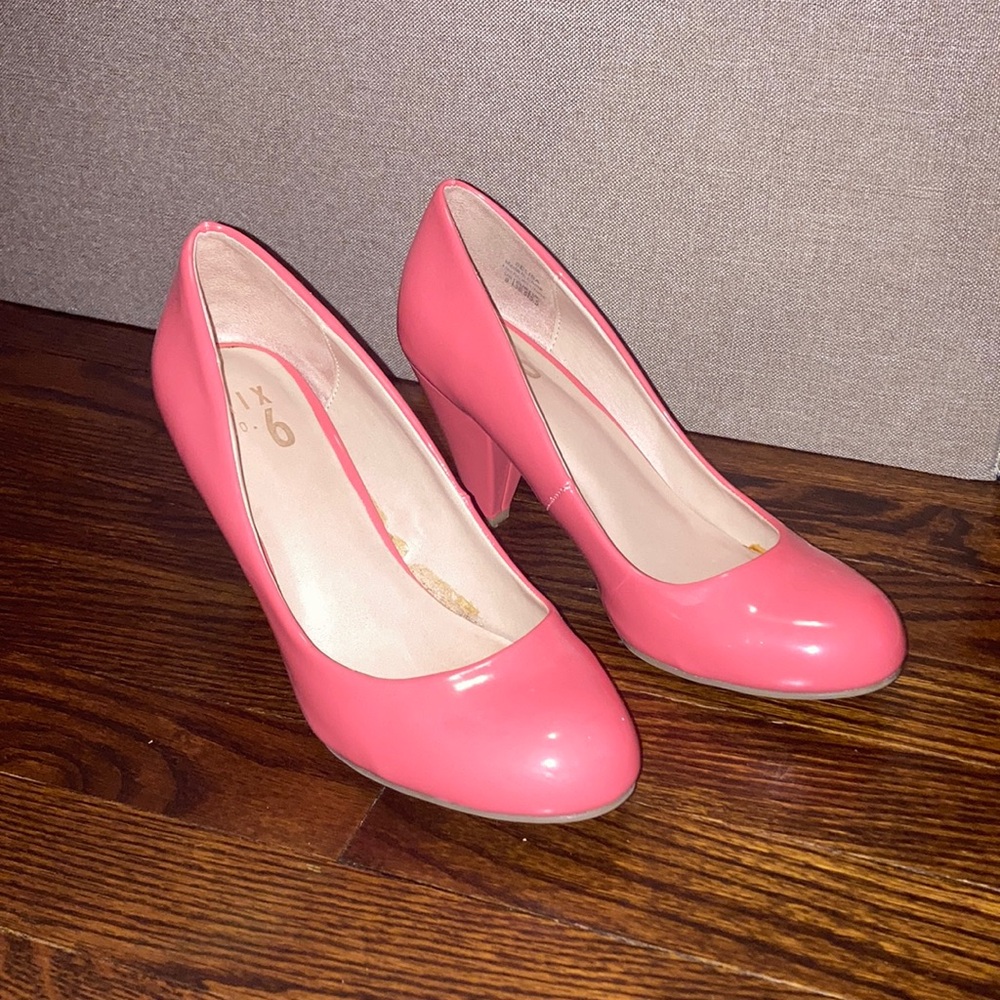 ✅Mix No. 6 salmon colored heels